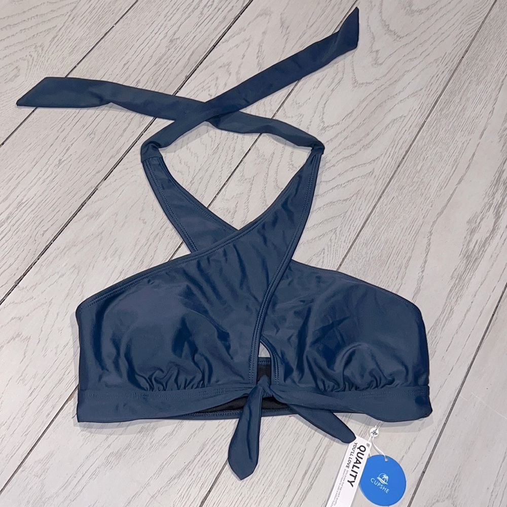 Cupshe Omniscient Cross Halter Bikini TOP ONLY
Women’s Size Large: CUP:36D NEW